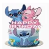 Topper tort aniversar cu personajele Stitch și Angel îmbrățișați și mesaj Happy Birthday roz