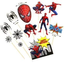 Set de 12 decoratiuni tip topper tort Spiderman cu figurine, masca, panze de paianjen si puncte adezive pentru montaj.