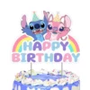 Topper Tort Happy Birthday Cu Personajele Stitch Și Angel Purtând Coifuri De Petrecere Pe Fundal Curcubeu
