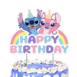 Topper Tort Happy Birthday Cu Personajele Stitch Și Angel Purtând Coifuri De Petrecere Pe Fundal Curcubeu