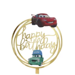 Topper rotund pentru tort realizat din acrilic auriu oglinda cu personajele Fulger McQueen si Guido din Cars alaturi de mesajul Happy Birthday.