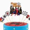 Set de 7 decoratiuni tip topper tort Spiderman aniversar montat pe un tort tematic.
