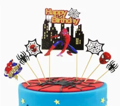 Set de 7 decoratiuni tip topper tort Spiderman aniversar montat pe un tort tematic.